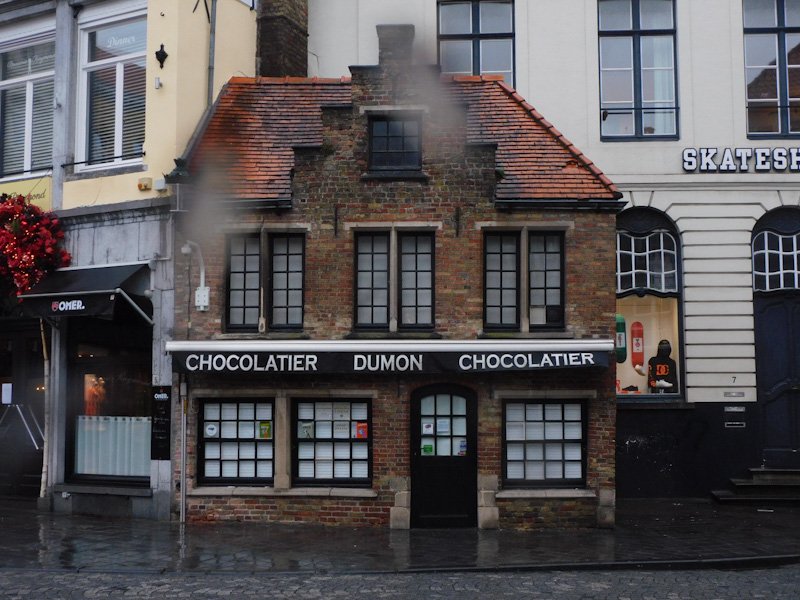 Facade of a Chocolatier in the backroads of Bruges. A highlight during a weekend in Belgium