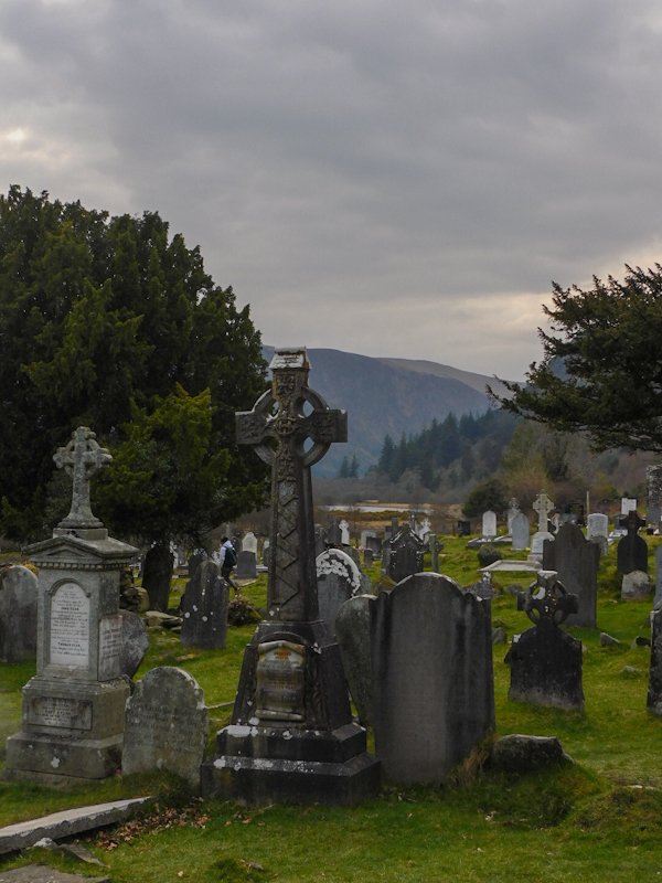 Old gravestones with the Wicklow Mountains in the background, combining scenery and history on this Dublin day trip.