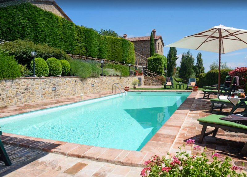 Sit poolside at this Italian villa for rent while sipping on a refreshing beverage.